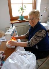 Majda Turnšek je poleg šivanja poskrbela tudi za razrez blaga